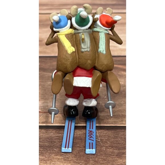 1998 HALLMARK KEEPSAKE ORNAMENT QX6776 DOWNHILL DASH SANTA SKIING W REINDEER - Picture 8 of 13